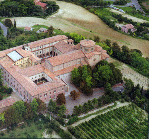 L'Abbazia della Madonna del Monte, com'è comunemente chiamata, è uno dei segni più caratteristici del paesaggio cesenate. La mole, il tozzo tamburo senza cupola e l'abside polilobata della chiesa sono visibili quasi da ogni punto della città e della campagna circostante. Meta ogni anno, nel giorno d'Assunzione (15 agosto) di una tradizionale passeggiata-pellegrinaggio e sede ormai abituale di manifestazioni musicali e culturali, l'Abbazia occupa un posto di rilievo nella vita cittadina.